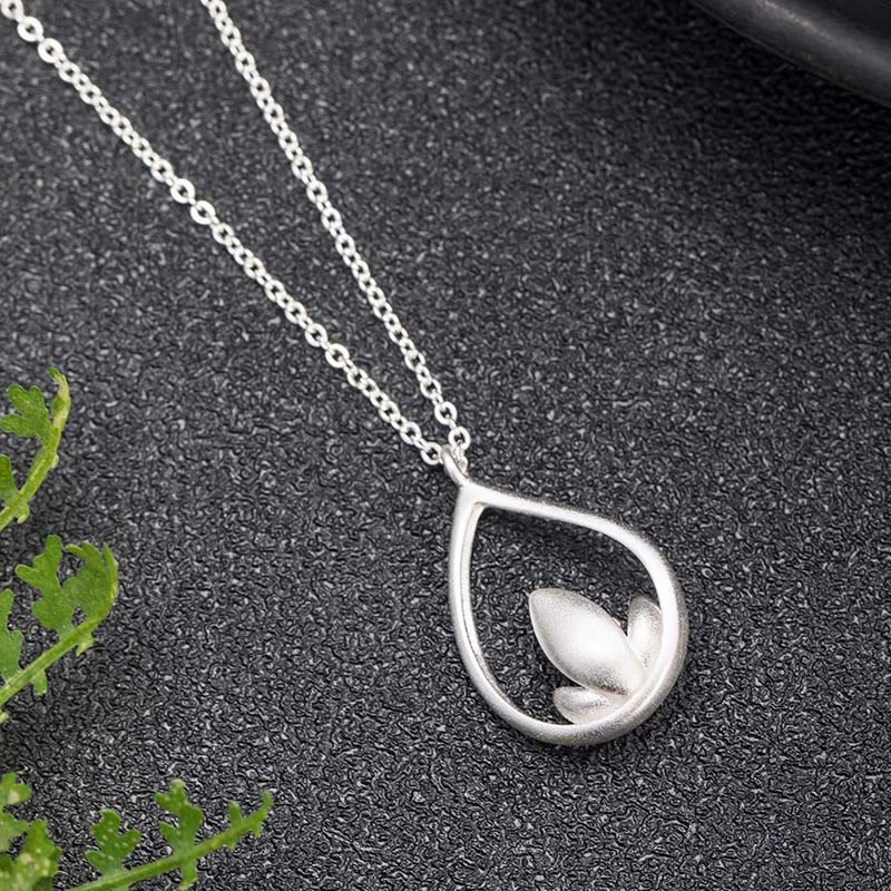 Collar con colgante de flor de loto y flor de loto de plata de ley 925 con piedras de Buda y diseño floral.