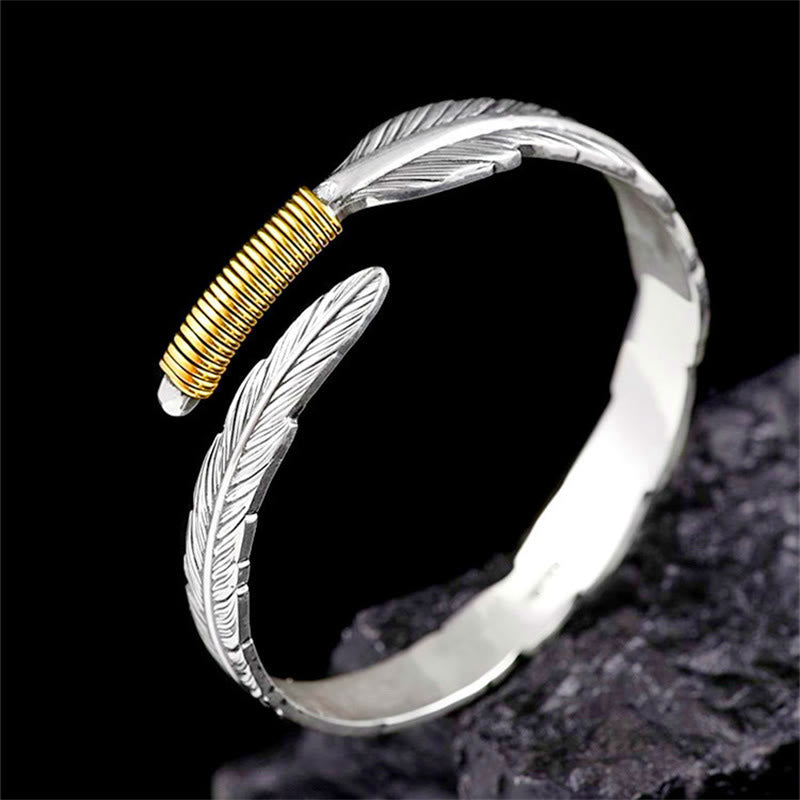 Brazalete de la suerte con diseño de plumas y piedras de Buda grabadas