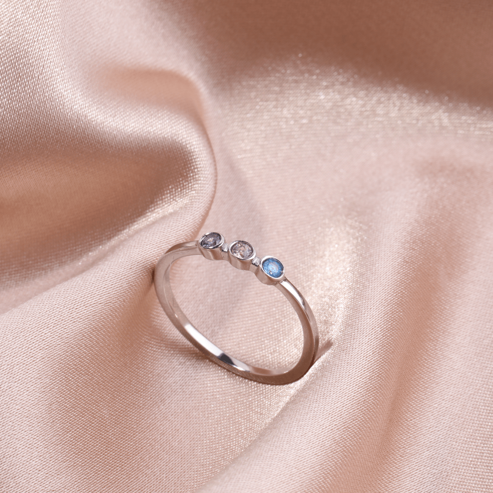 Zierlicher Ring mit 3 Geburtssteinen