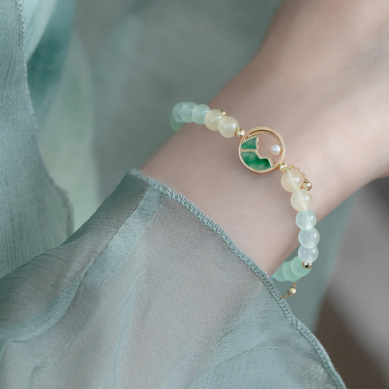 Conjunto de collar y pulsera con colgante de la suerte, piedras de Buda, cobre bañado en oro de 18 quilates, jade natural y calcedonia. Un panorama de ríos y montañas.