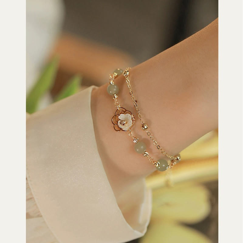 Pulsera de la suerte de doble capa con piedras de Buda, chapada en oro de 14 quilates, jade, mariposa, piedra tridacna y flor