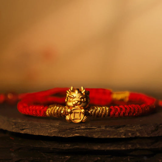 Pulsera trenzada de hilo rojo hecha a mano con monedas de cobre del Año del Dragón en plata de ley 999 y piedras de Buda.