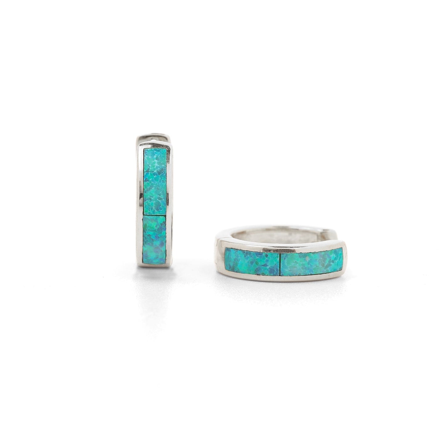 Huggie-Ohrringe mit Opal-Inlay