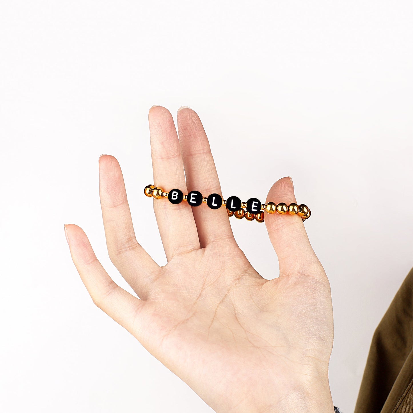 Personalisiertes Namensarmband mit goldenen Perlen