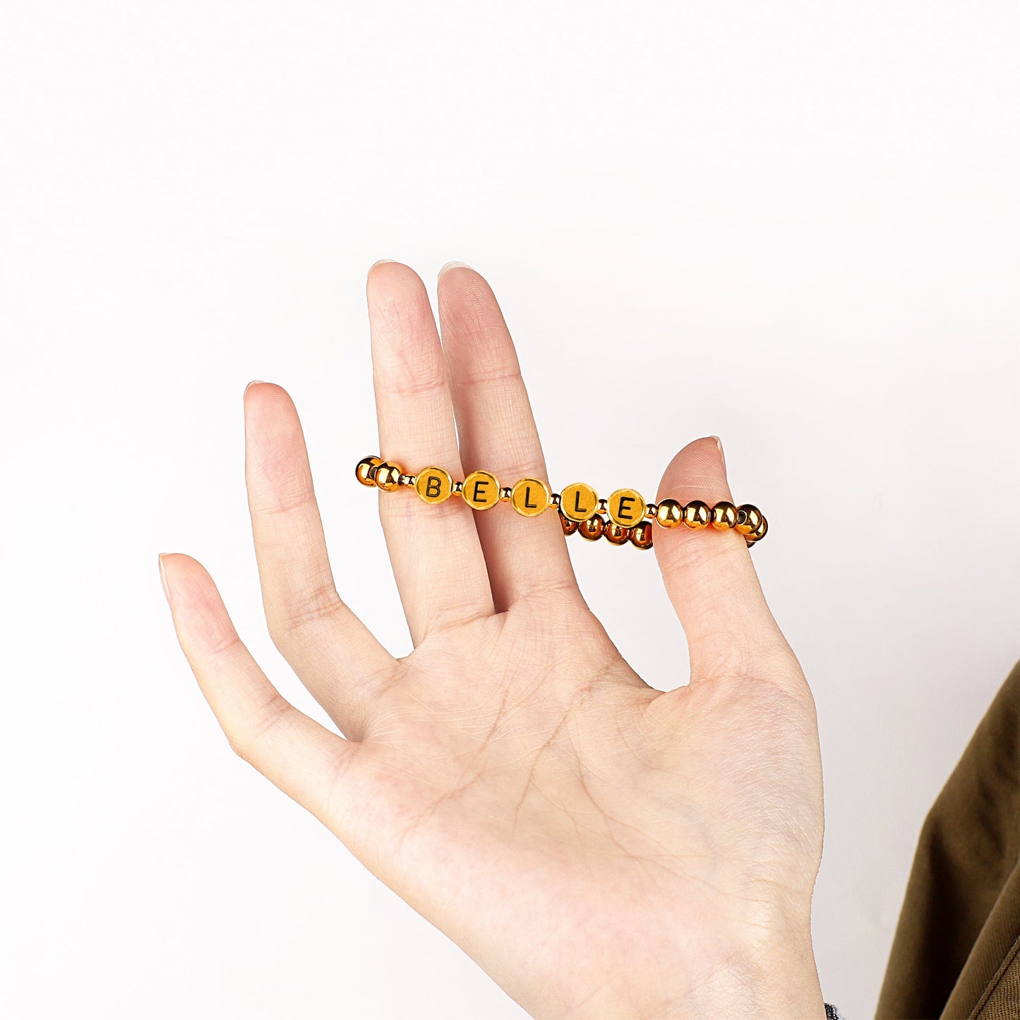 Personalisiertes Namensarmband mit goldenen Perlen