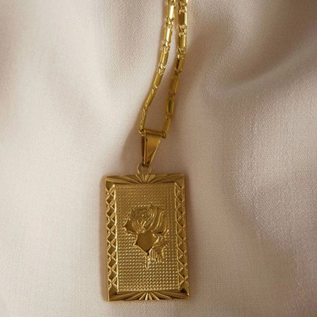 Collar con colgante cuadrado de rosa