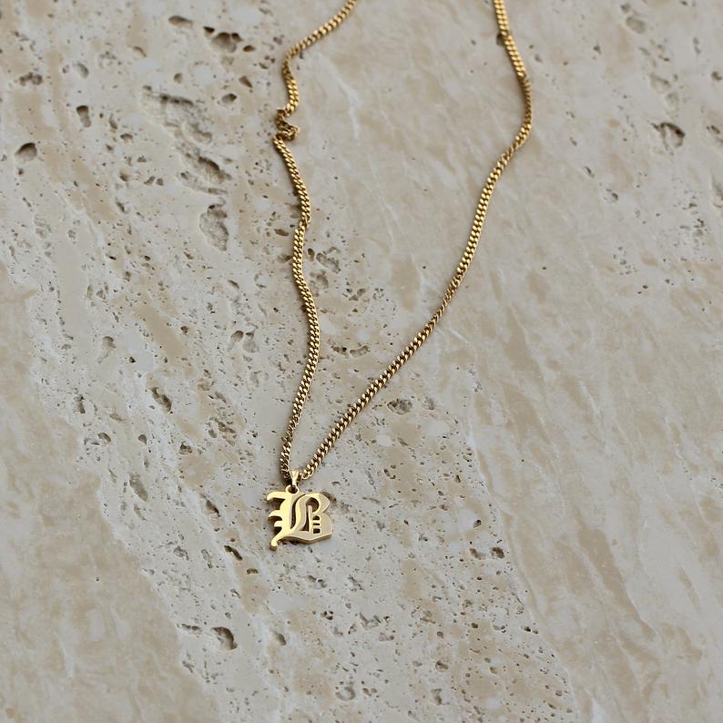 Collar vintage con letras inglesas de Camille