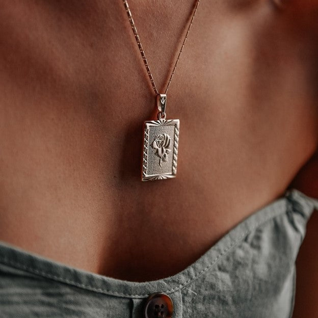 Collar con colgante cuadrado de rosa