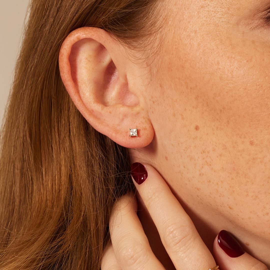 Pendientes de botón cuadrados estilo princesa con diamantes dorados