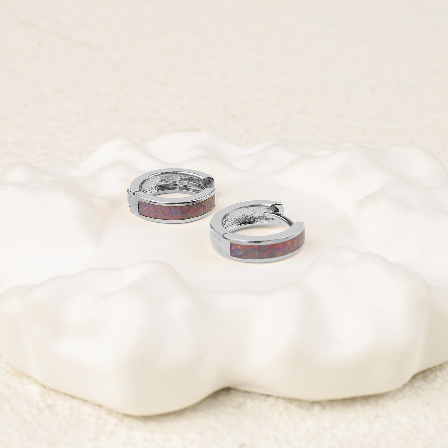 Huggie-Ohrringe mit Opal-Inlay