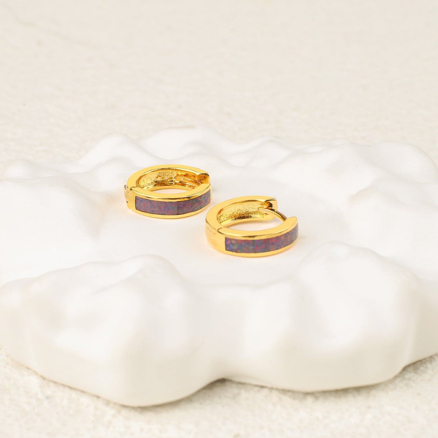 Huggie-Ohrringe mit Opal-Inlay