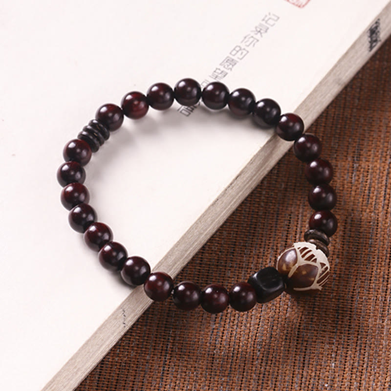 Pulsera de doble vuelta con protección tallada con semillas de bodhi de loto y sándalo rojo y hojas pequeñas de Buda