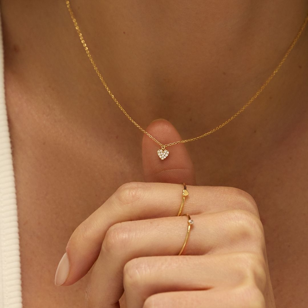Collar de corazón con racimo de diamantes de oro