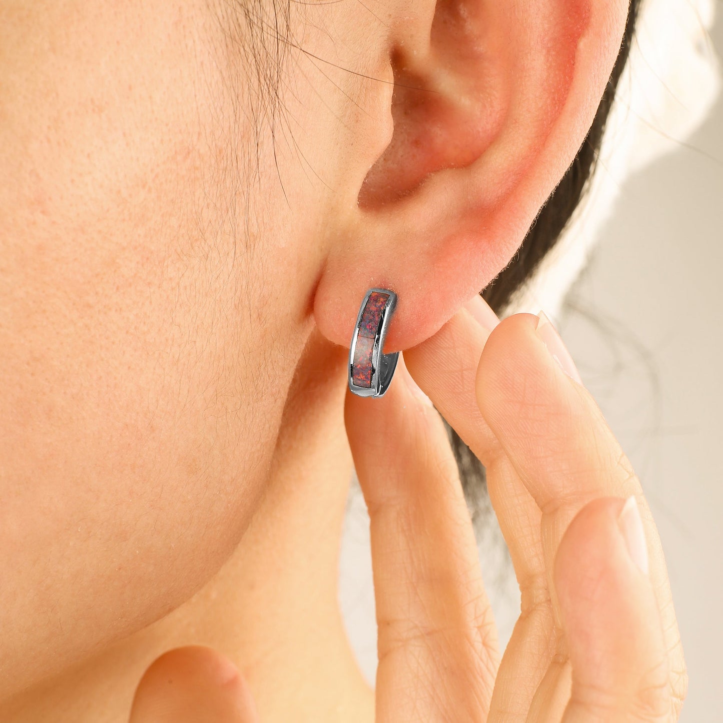 Huggie-Ohrringe mit Opal-Inlay