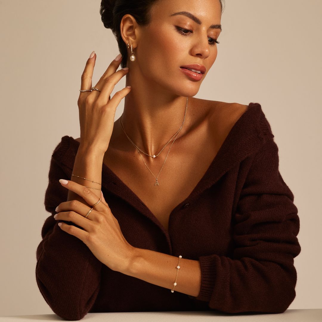 Geschenkset aus goldenem Halsband mit zehn Perlen und Armband mit fünf Perlen