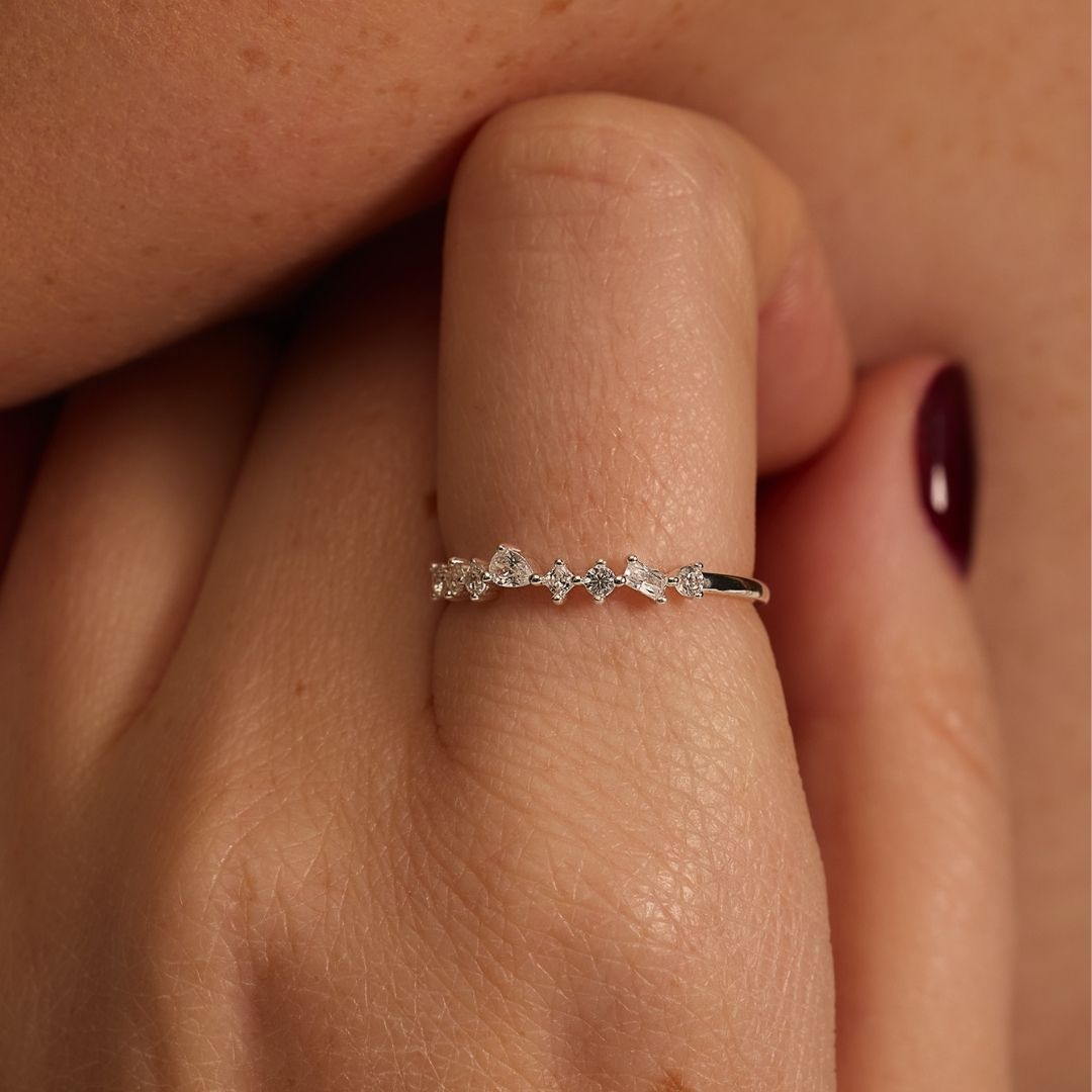 Anillo de plata con diamantes en racimo mixto