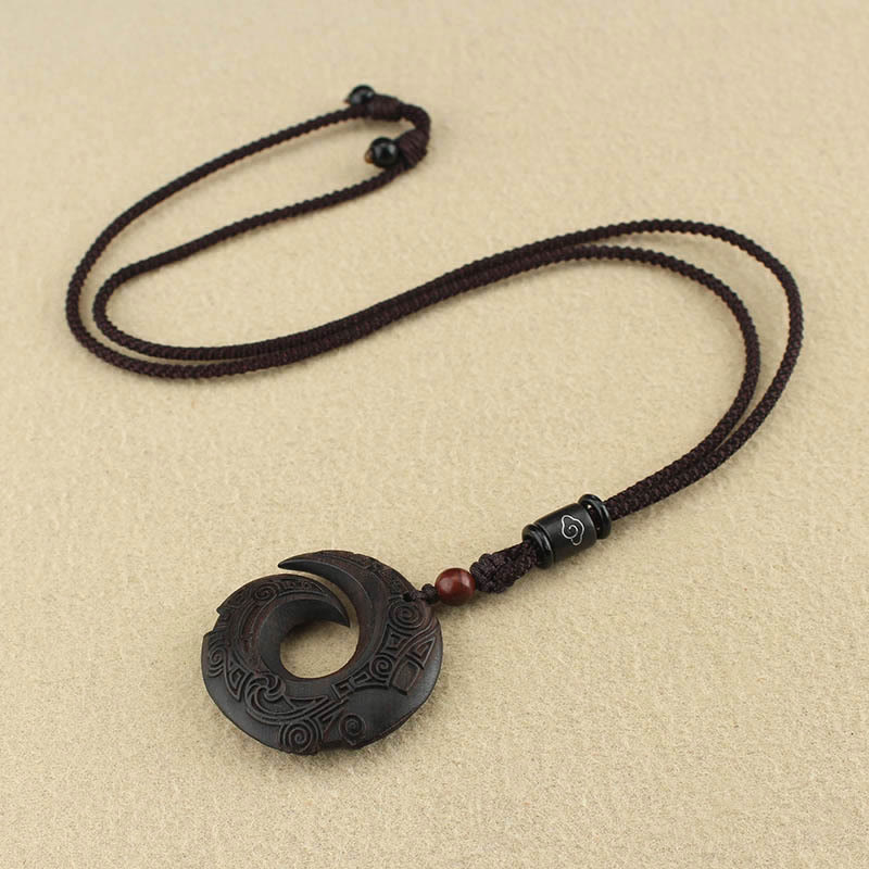 Collar con colgante de paz con diseño de sándalo, ébano y piedras de Buda que mejoran la suerte.