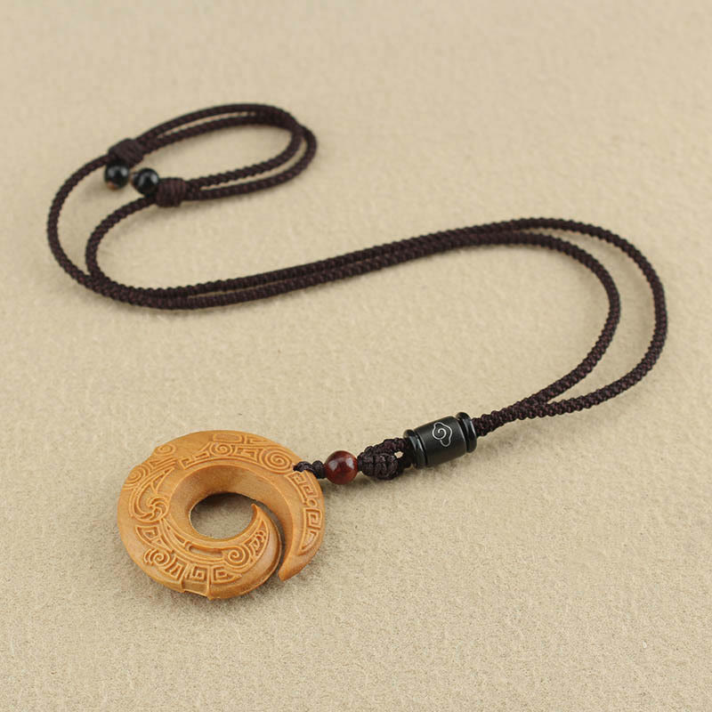 Collar con colgante de paz con diseño de sándalo, ébano y piedras de Buda que mejoran la suerte.