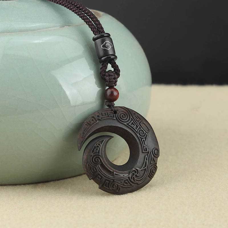 Collar con colgante de paz con diseño de sándalo, ébano y piedras de Buda que mejoran la suerte.