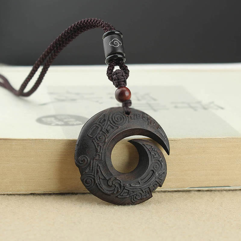 Collar con colgante de paz con diseño de sándalo, ébano y piedras de Buda que mejoran la suerte.