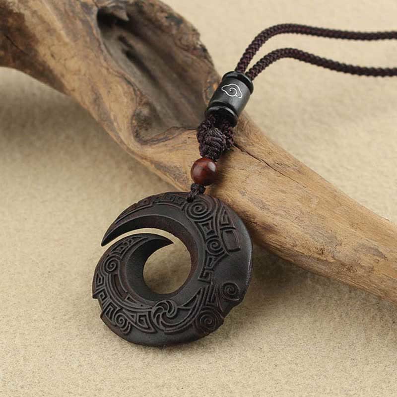 Collar con colgante de paz con diseño de sándalo, ébano y piedras de Buda que mejoran la suerte.
