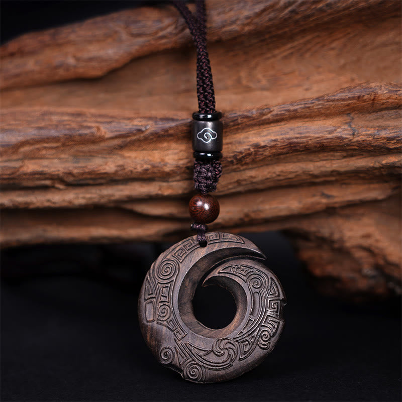 Collar con colgante de paz con diseño de sándalo, ébano y piedras de Buda que mejoran la suerte.