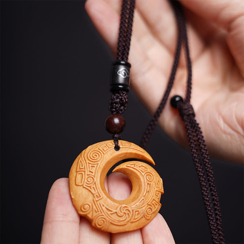 Collar con colgante de paz con diseño de sándalo, ébano y piedras de Buda que mejoran la suerte.