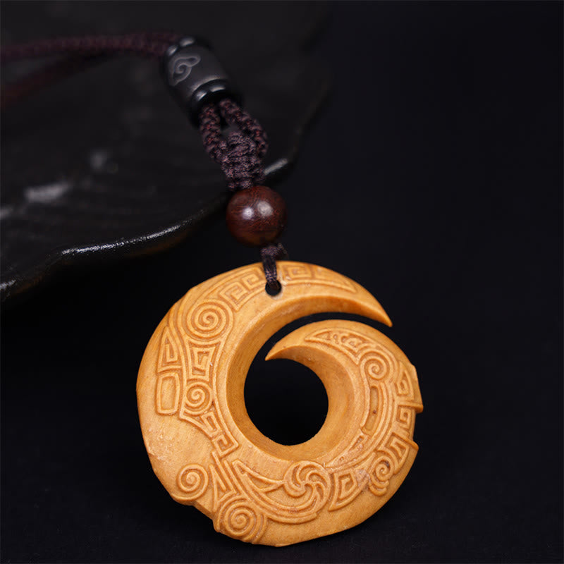 Collar con colgante de paz con diseño de sándalo, ébano y piedras de Buda que mejoran la suerte.