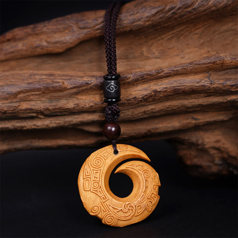 Collar con colgante de paz con diseño de sándalo, ébano y piedras de Buda que mejoran la suerte.