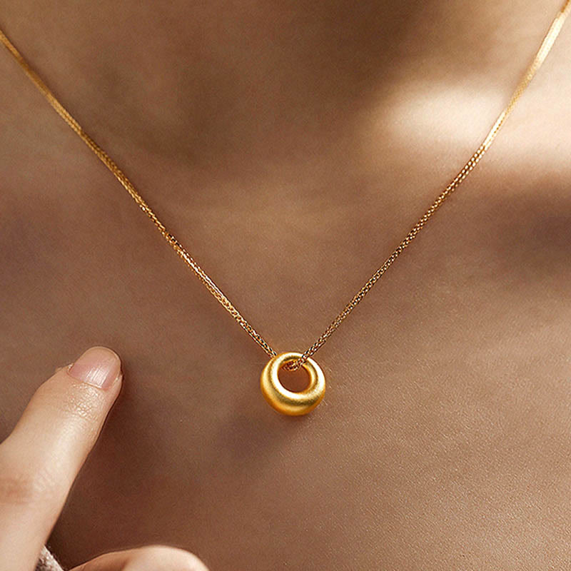 Collar con colgante de la paz y piedras de Buda en oro 999 con hebilla de la paz.