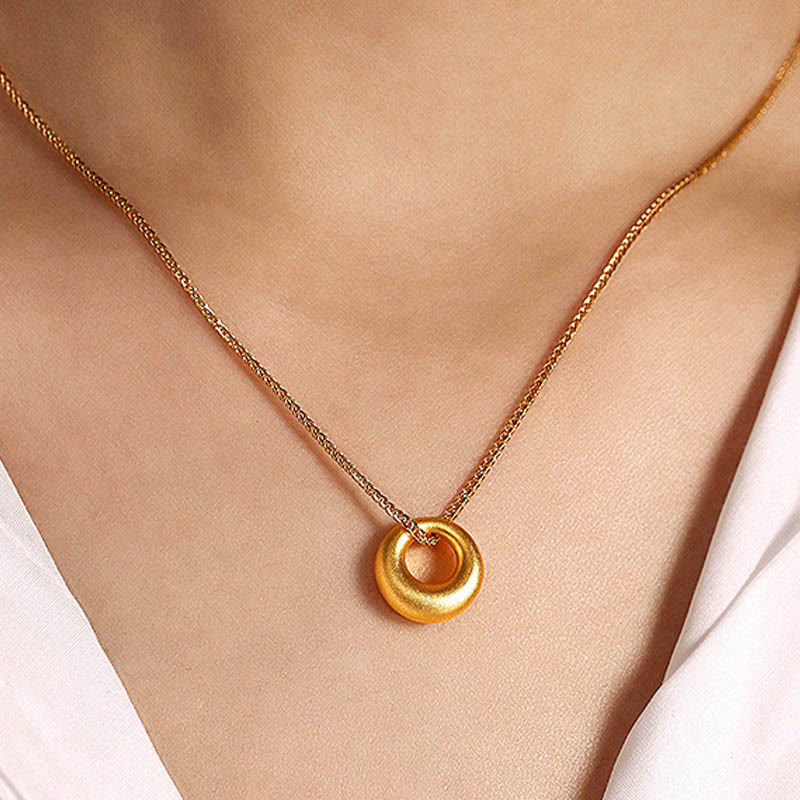 Collar con colgante de la paz y piedras de Buda en oro 999 con hebilla de la paz.