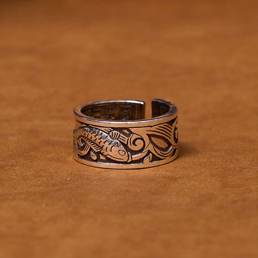 Anillo de la suerte y la riqueza con diseño tallado de Sutra del Corazón de Pez Koi y Piedras de Buda