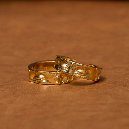 Anillo ajustable de cobre con piedras de Buda, meditación dorada y serenidad.