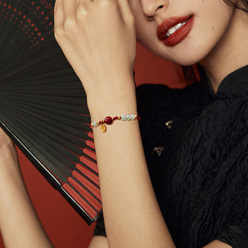 Pulsera de hilo rojo de la suerte con jade cinabrio y carácter Fu de Buda, chapada en oro de 24 quilates