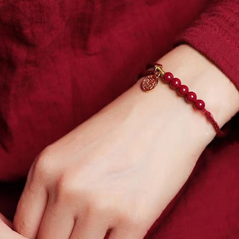 Pulsera trenzada hecha a mano con cuentas de cinabrio y carácter Fu de Buda con hilo rojo bendecido