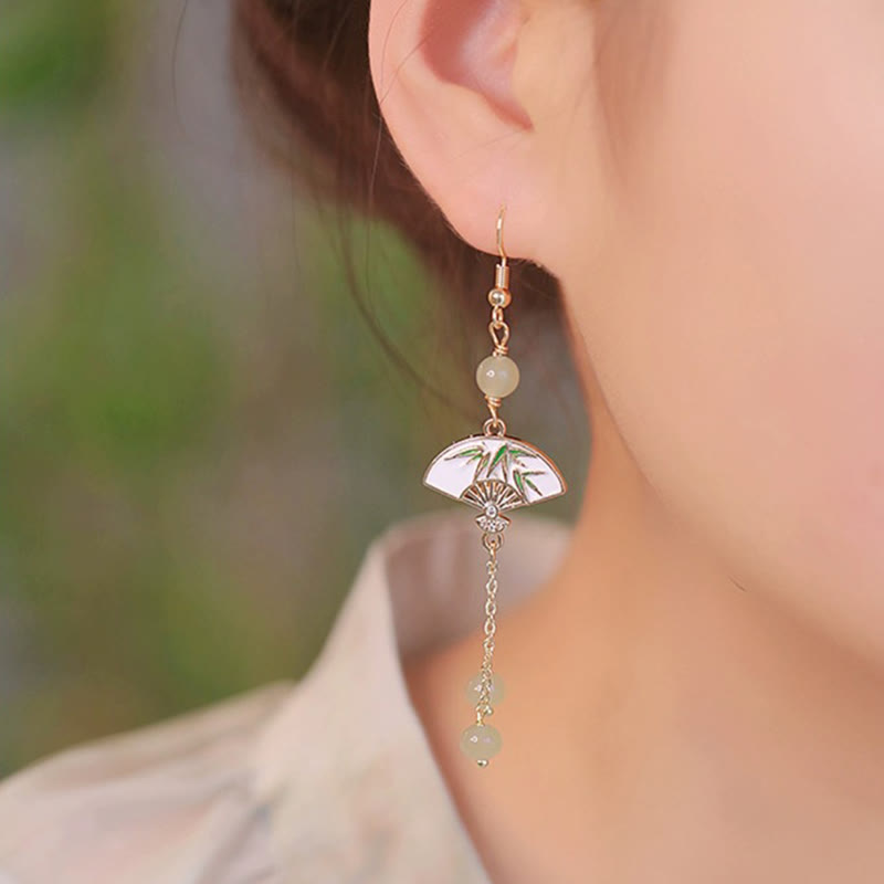 Pendientes de jade, cobre y bambú con piedras de Buda bañadas en oro de 14 quilates.