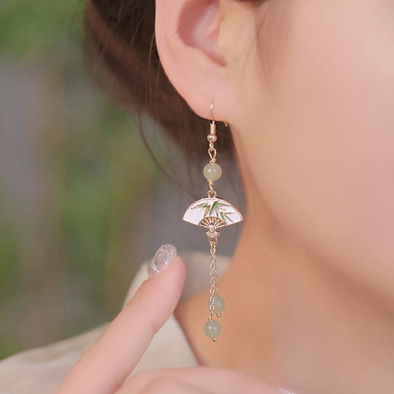 Pendientes de jade, cobre y bambú con piedras de Buda bañadas en oro de 14 quilates.