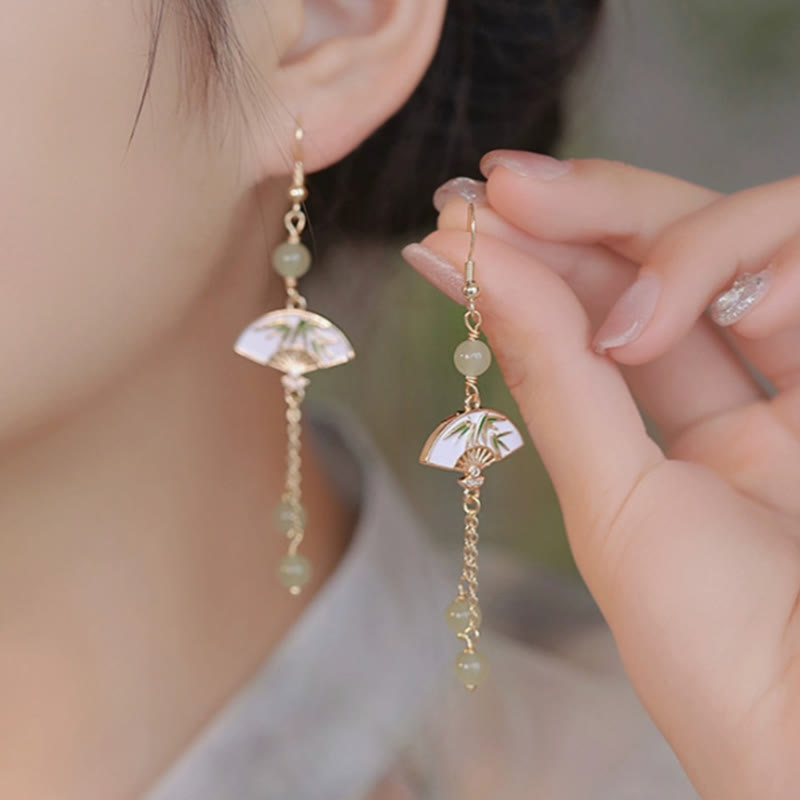 Pendientes de jade, cobre y bambú con piedras de Buda bañadas en oro de 14 quilates.