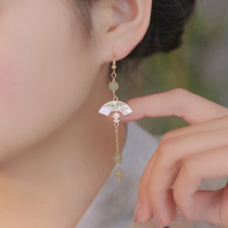 Pendientes de jade, cobre y bambú con piedras de Buda bañadas en oro de 14 quilates.
