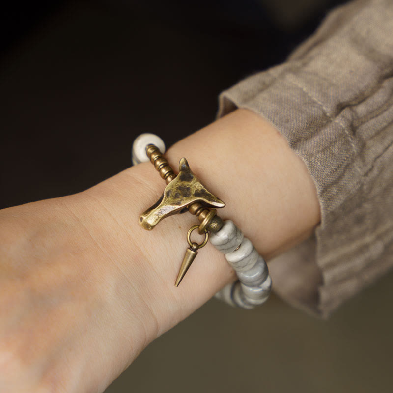 Pulsera de equilibrio con colgante de cabeza de yak de cobre y hueso de yak blanco con piedras de Buda