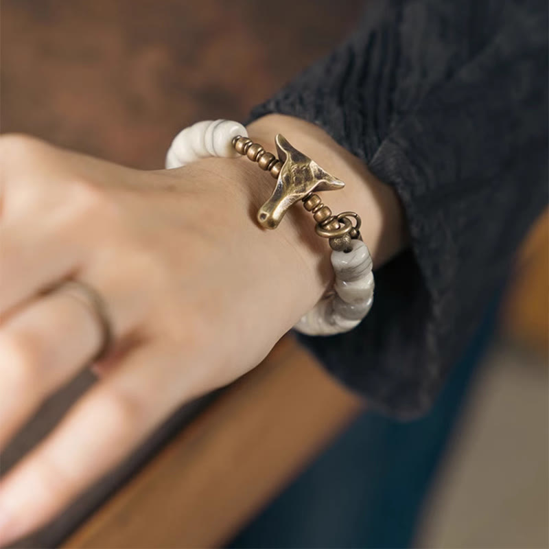 Pulsera de equilibrio con colgante de cabeza de yak de cobre y hueso de yak blanco con piedras de Buda