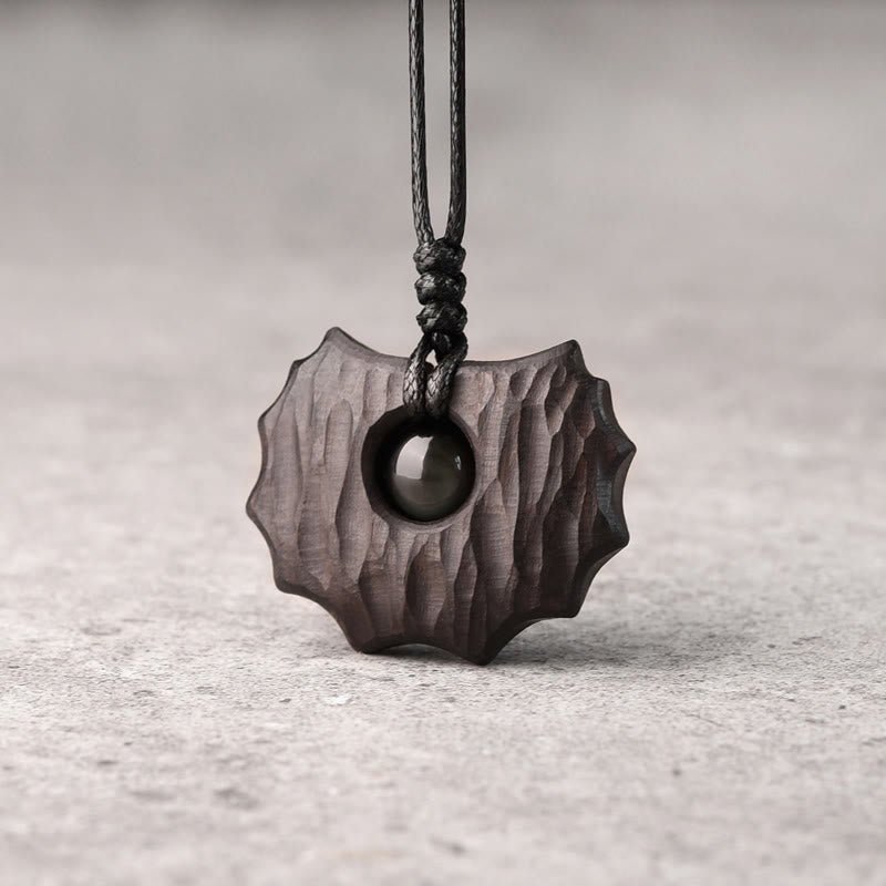 Collar con colgante de obsidiana de madera de ébano y piedras de Buda con forma irregular que transmite paz y calma.