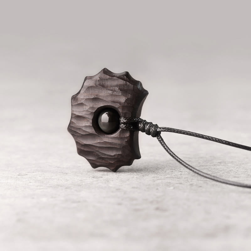 Collar con colgante de obsidiana de madera de ébano y piedras de Buda con forma irregular que transmite paz y calma.