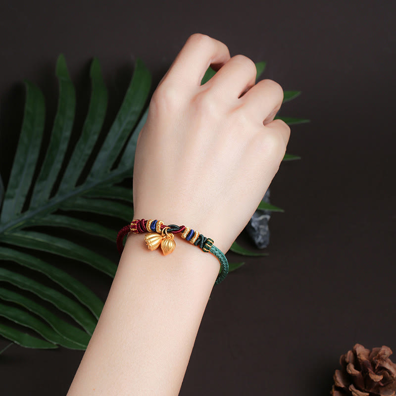 Pulsera de hilo rojo y verde con diseño de vaina de loto y piedras de Buda en plata de ley 999