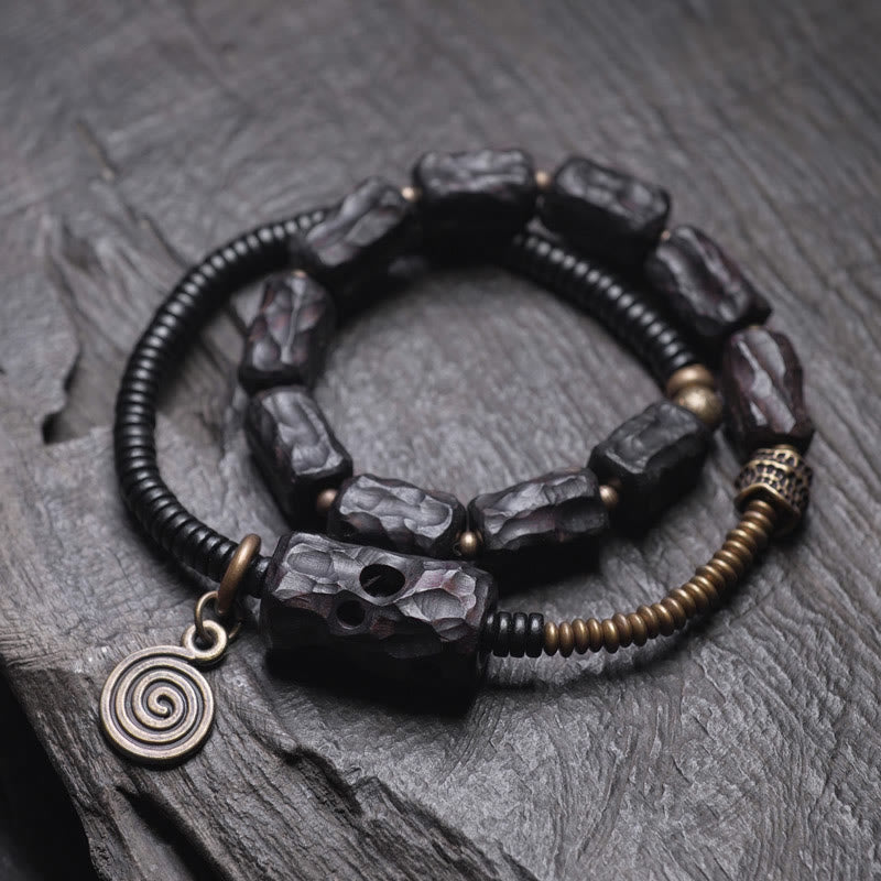 Pulsera de doble vuelta con piedras de Buda, madera de ébano, cobre, latón y ágata roja.