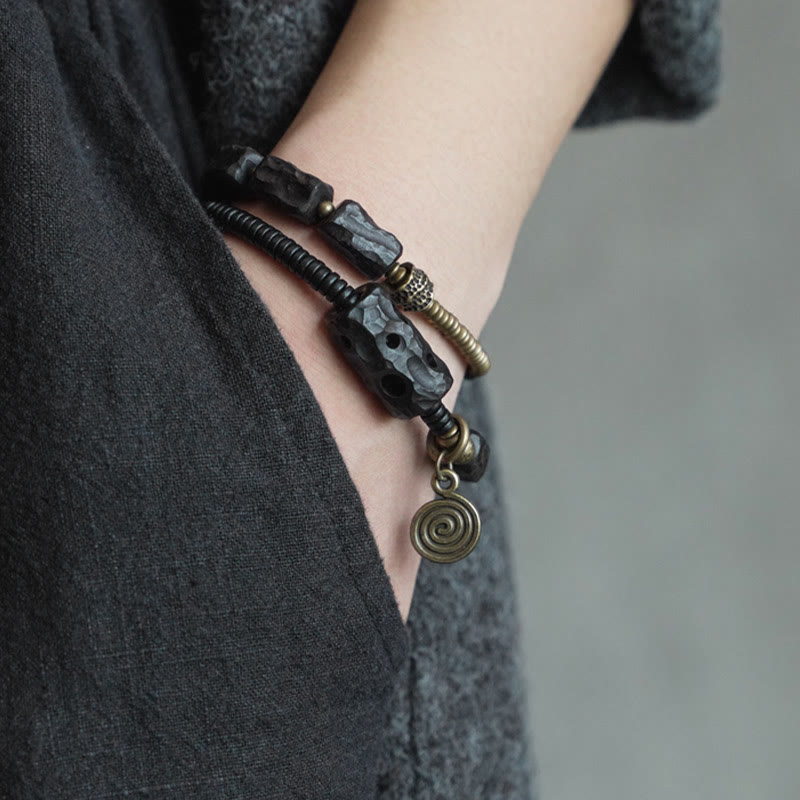 Pulsera de doble vuelta con piedras de Buda, madera de ébano, cobre, latón y ágata roja.