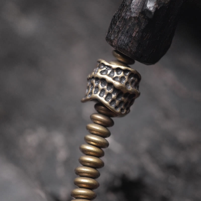 Pulsera de doble vuelta con piedras de Buda, madera de ébano, cobre, latón y ágata roja.