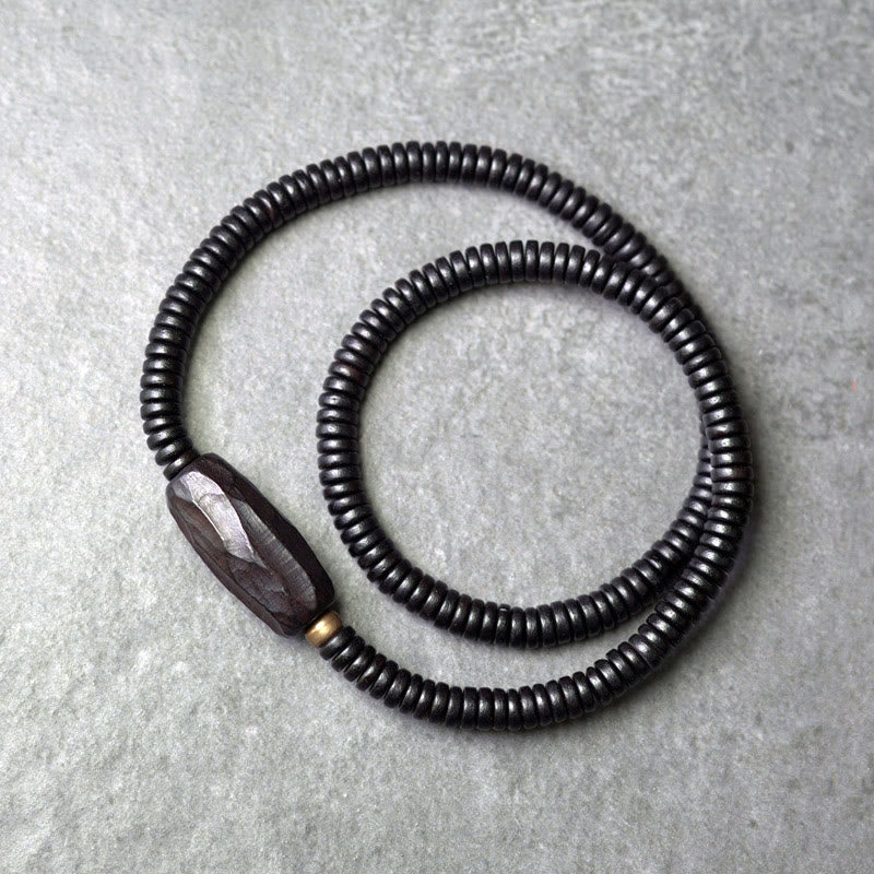 Pulsera de triple vuelta con piedras de Buda, madera de ébano, cobre y latón