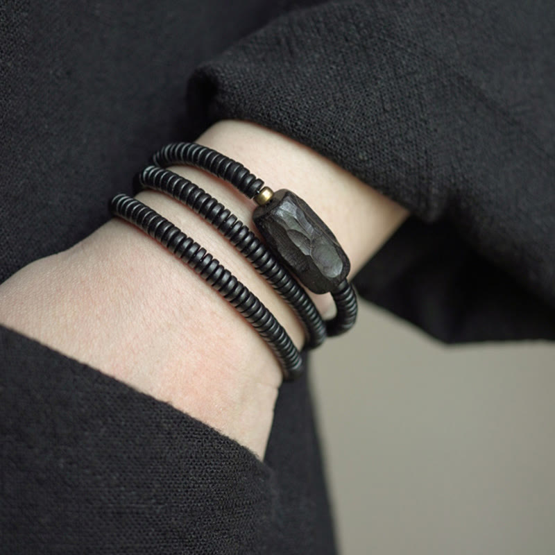Pulsera de triple vuelta con piedras de Buda, madera de ébano, cobre y latón