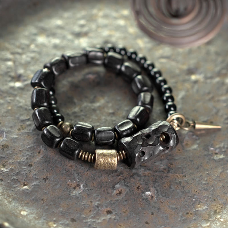 Pulsera de doble vuelta con piedras de Buda, madera de ébano, obsidiana negra, cobre y latón.